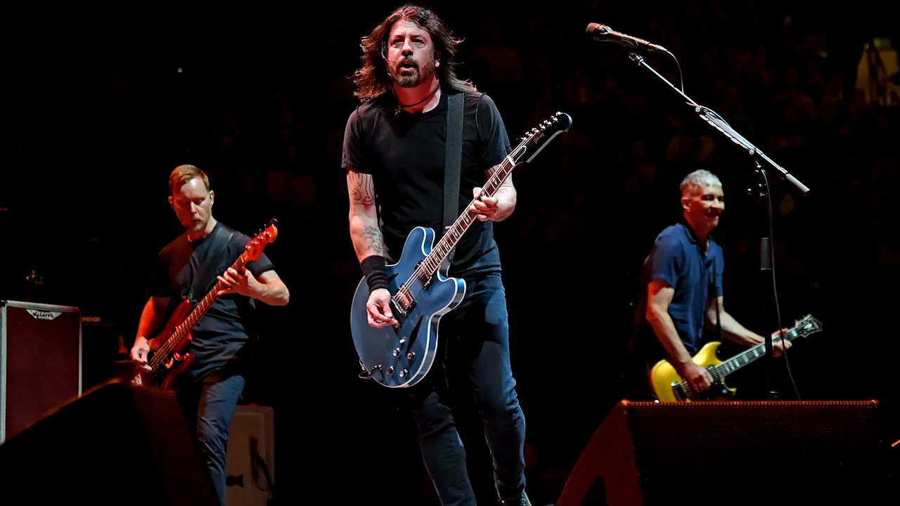 Dave Grohl Kena Skandal Foo Fighters Batalkan Jadwal Manggung